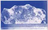 アラスカのメンデンホーン氷河の氷の単結晶。この単結晶から実験試料を切り出した。
